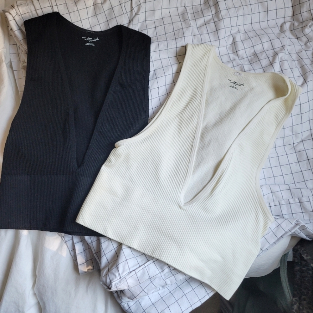 2-pack Urban Outfitters seamless tanks